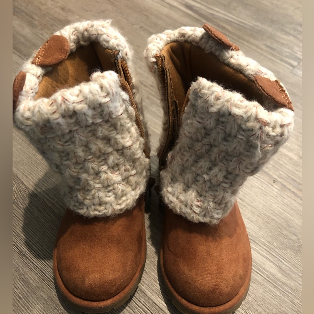 Bear ugg like toddler boots with side zip. Great condition size 5